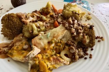 Escalope de poulet aux fruits de la passion avec lentilles, carottes, oignons et brocolis