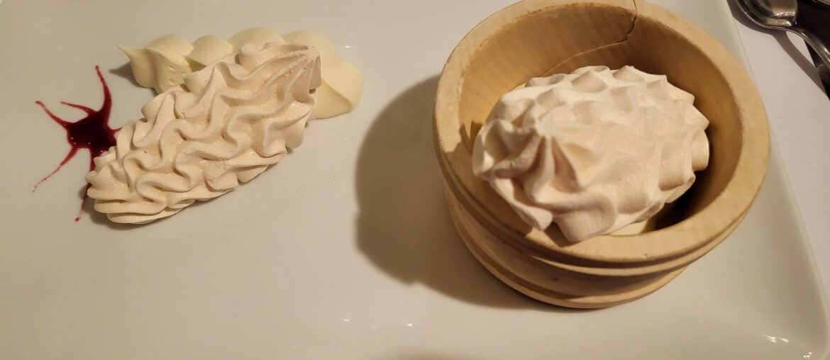 Aujourd'hui j'ai découvert les meringues a la double crème de Gruyère, et ma vie a changé.