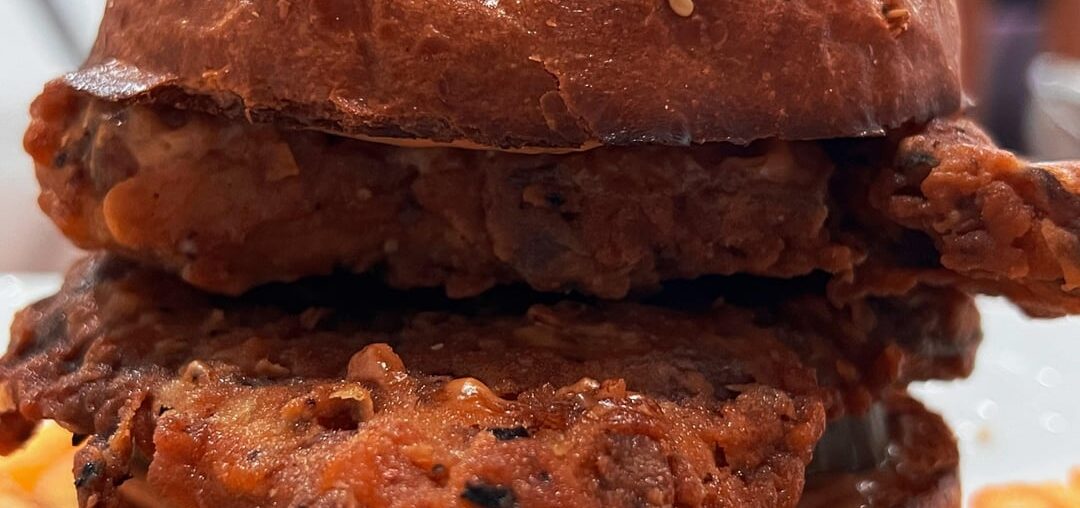 [fait-maison] Burger poulet. Cuisses de poulet désossées et cuites sousvide. Panure composée de farine fermentante et fécule de maïs avec poivre noir et gochugaru( piment coréen). Pickles maison. Buns brioche maison.