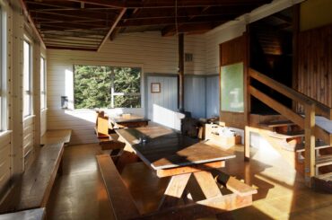 Public tramping (hiking) hut in Kahurangi National Park, New Zealand. This one has a wood heater, drying rack, and bunk room up the stairs [1920 X 1280]