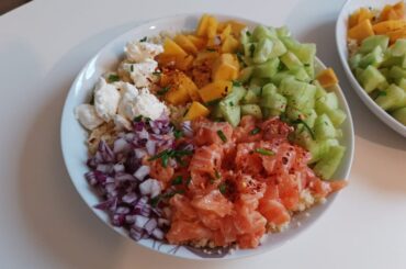 Poké sur couscous - saumon, concombre, fromage frais, mangue, oignon rouge, ciboulette, piment