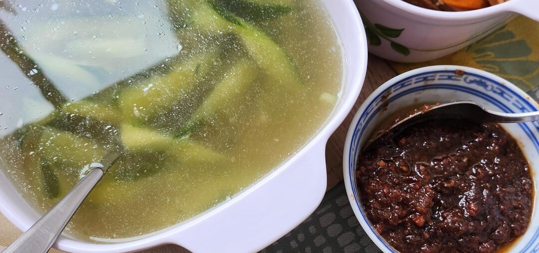 Repas vietnamien avec tofu sauté aux légumes, effiloché de poulet aux carottes, mam ruoc et bouillon au concombre.