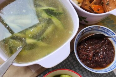 Repas vietnamien avec tofu sauté aux légumes, effiloché de poulet aux carottes, mam ruoc et bouillon au concombre.