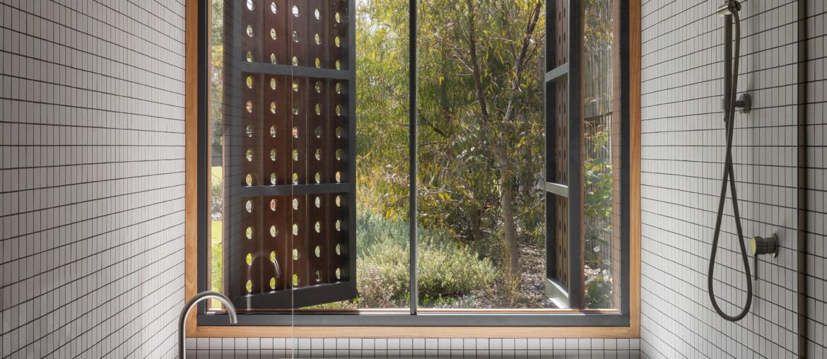 En suite bathroom with operable rain screens in a renovated 1980s coastal home, Point Lonsdale, Victoria, Australia [4000x5200]