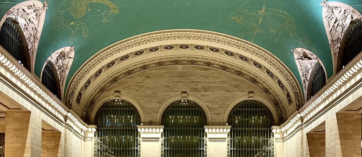 I posted the ceiling of Grand Central station, New York some time ago, here is the whole room OC [2643x3306]