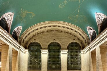 I posted the ceiling of Grand Central station, New York some time ago, here is the whole room OC [2643x3306]