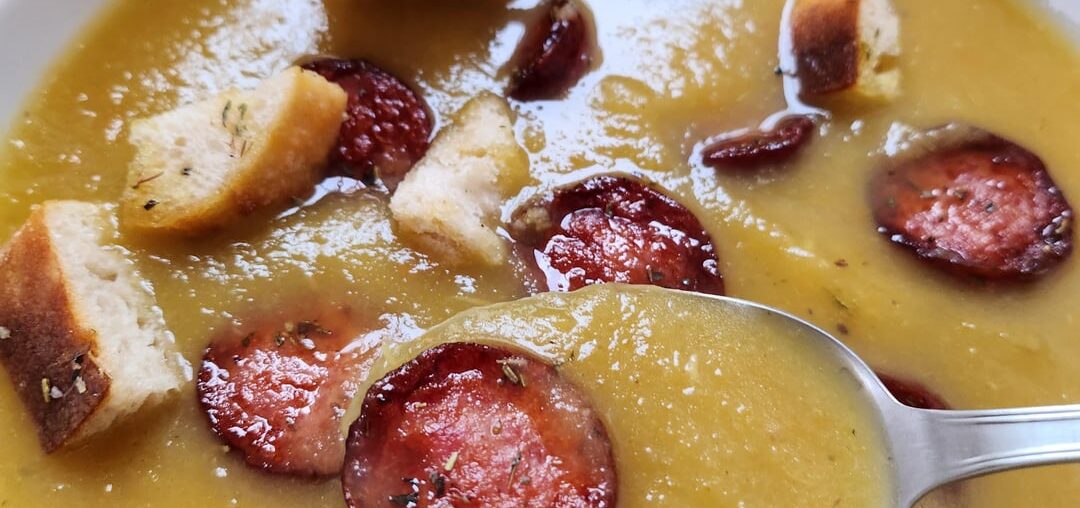 Velouté de panais, carottes et pommes de terre avec tranches de saucisses grillées et croûtons aux herbes de Provence.