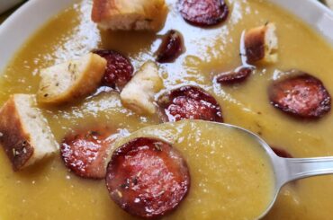 Velouté de panais, carottes et pommes de terre avec tranches de saucisses grillées et croûtons aux herbes de Provence.