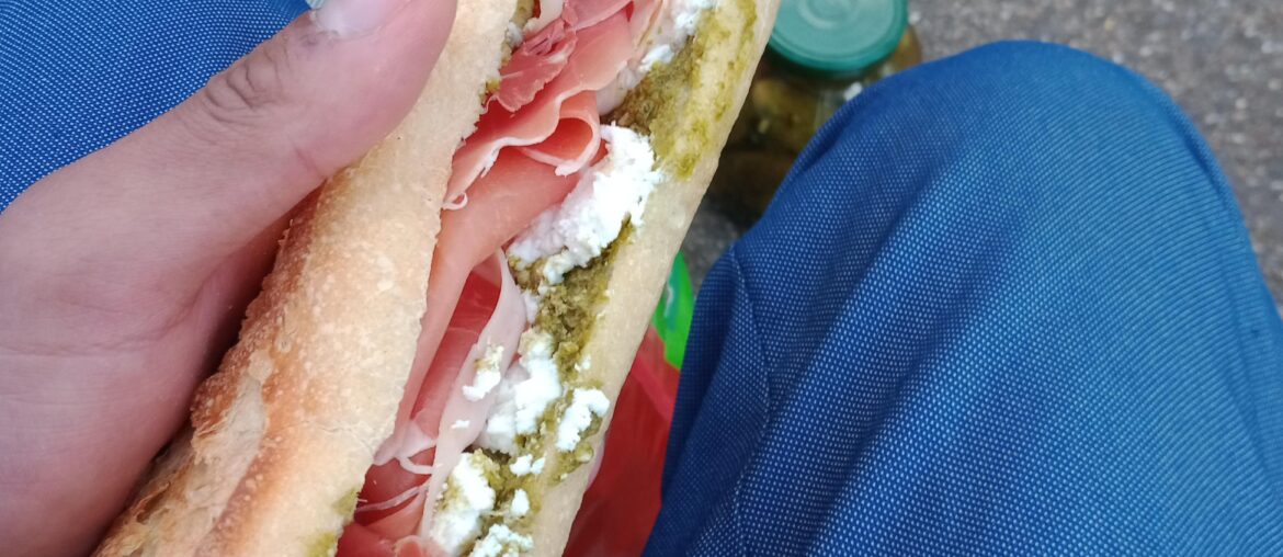 tes simpliste je sais mais perso un sandwich fait sois même sur un banc de paris a l'arrache je suis plutôt content !
