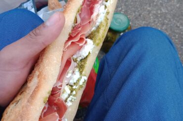 tes simpliste je sais mais perso un sandwich fait sois même sur un banc de paris a l'arrache je suis plutôt content !