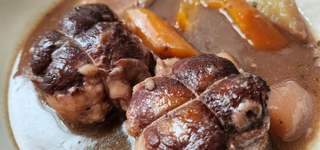 Paupiettes de veau façon bourguignon, avec panais et carottes.