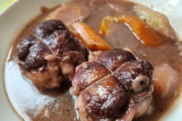 Paupiettes de veau façon bourguignon, avec panais et carottes.
