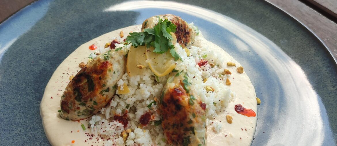 Boulettes de poulet épicées, boulgour de chou-fleur/citron confit, crème sésame/citron