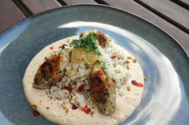 Boulettes de poulet épicées, boulgour de chou-fleur/citron confit, crème sésame/citron