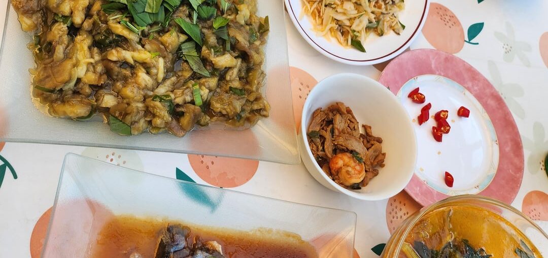 Rentrer chez Maman pour le week-end et reprofiter de sa cuisine vietnamienne : poisson au caramel, poisson aigredoux au tamarin, aubergine, cuisse de poulet rôtie, salade de chou et au poulet...