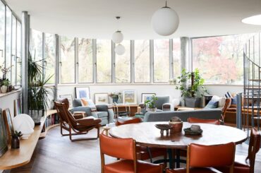 Living room with curved walls and windows, Melbourne, Victoria, Australia [2600x1460]