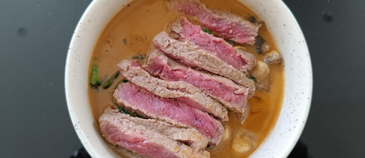 Lamelles de bœuf et bouillon aux champignons de Paris, épinards et citron vert (et un peu de fourme d'Ambert)