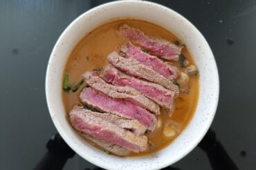 Lamelles de bœuf et bouillon aux champignons de Paris, épinards et citron vert (et un peu de fourme d'Ambert)