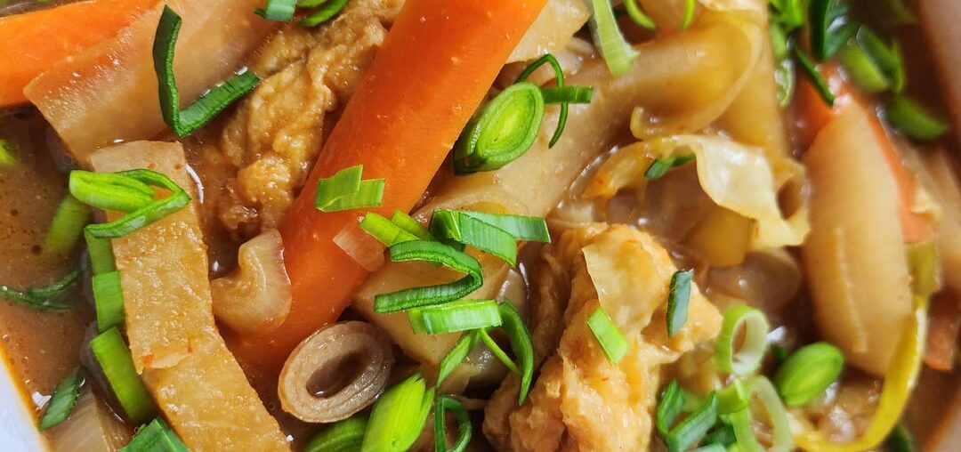 Nouveau ragoût au miso à la coréenne, cette fois avec du tofu frit, et plein de légumes : panais, carottes, poireau, chou, etc.