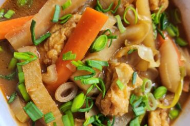 Nouveau ragoût au miso à la coréenne, cette fois avec du tofu frit, et plein de légumes : panais, carottes, poireau, chou, etc.