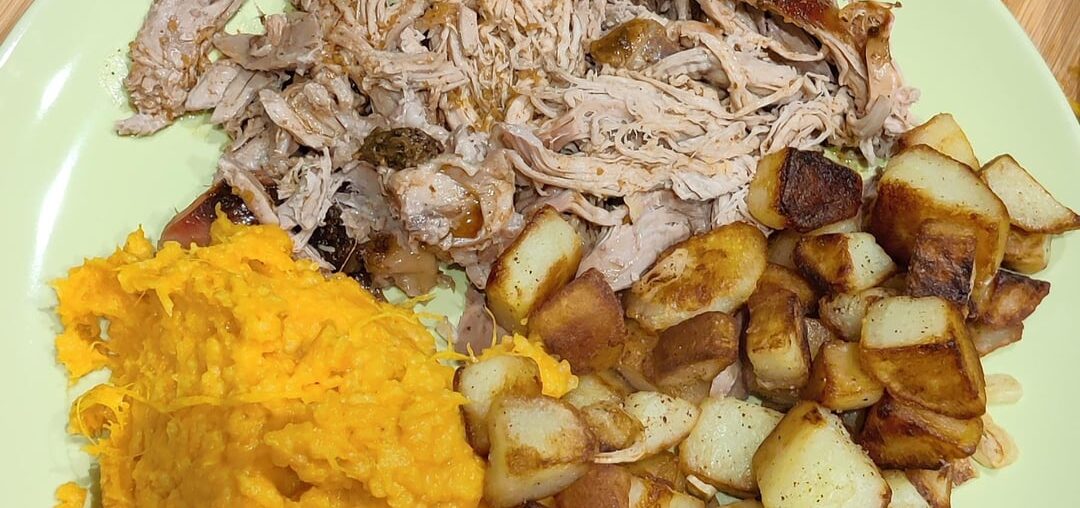 Gigot d'agneau de 7 heures fumé, purée de patates douces et pommes de terre rissolées