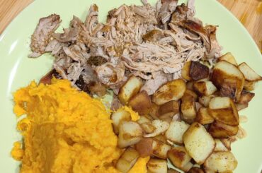 Gigot d'agneau de 7 heures fumé, purée de patates douces et pommes de terre rissolées