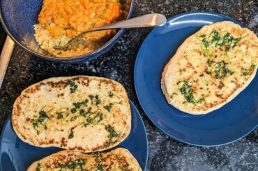 Dahl de lentilles corail au lait de coco, riz de konjac citron et épices, naans maison au beurre à l'ail
