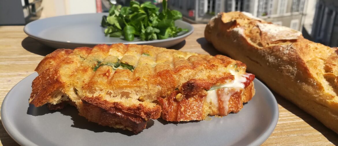 Pour profiter du beau temps : Croque pain de campagne/mozzarella/ tomates séchées/ épinards 😋