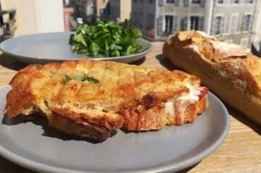 Pour profiter du beau temps : Croque pain de campagne/mozzarella/ tomates séchées/ épinards 😋