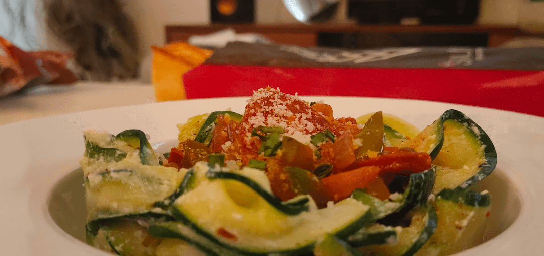 Tagliatelles de courgettes cuit avec ricotta et ail avec sauce au poivron oignon chorizo. Mélange extraordinaire !