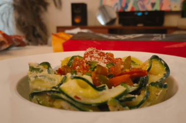 Tagliatelles de courgettes cuit avec ricotta et ail avec sauce au poivron oignon chorizo. Mélange extraordinaire !