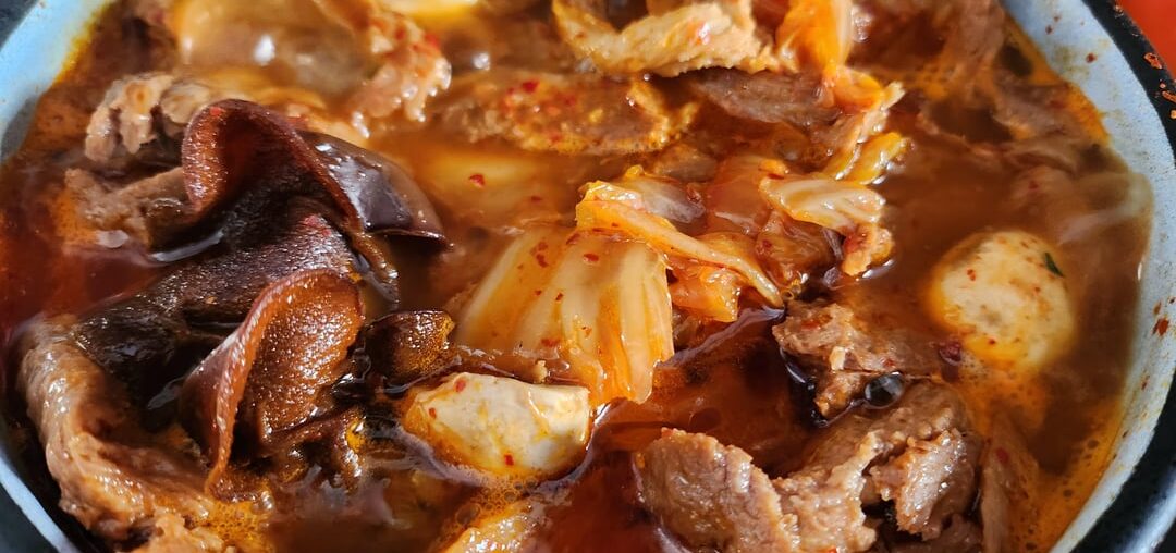 Ragoût de poulet au kimchi, avec un bouillon de chou chinois