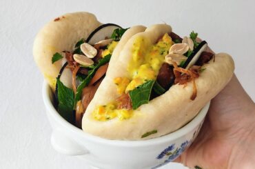 Vous connaissez les pains Bao ? À l'intérieur il y a des légumes crus, une sauce kumquats et de l'effiloché de jacquier mariné à la sauce soja. Ça vous met en appétit ?