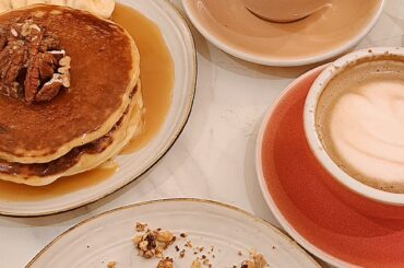 Brunch dominical, Toast avocat, Œufs benedict, pancakes