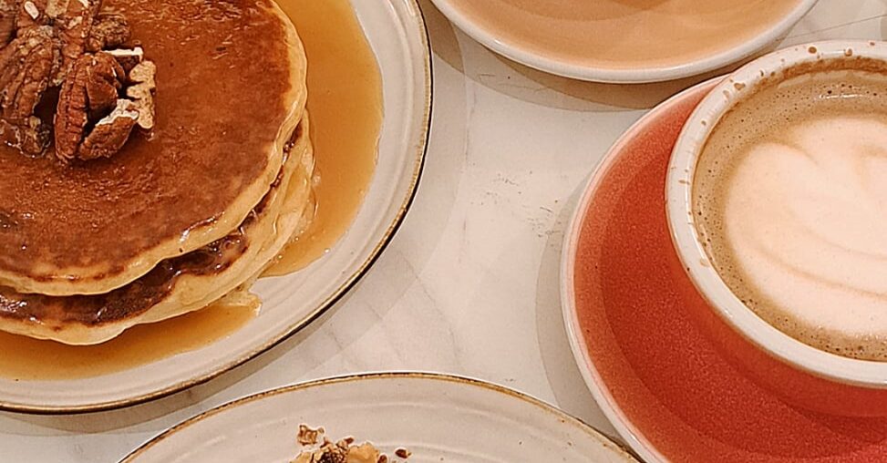 Brunch dominical, Toast avocat, Œufs benedict, pancakes