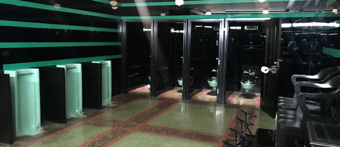 Hermitage Hotel Men's Bathroom Nashville, Tennessee [1200x900]