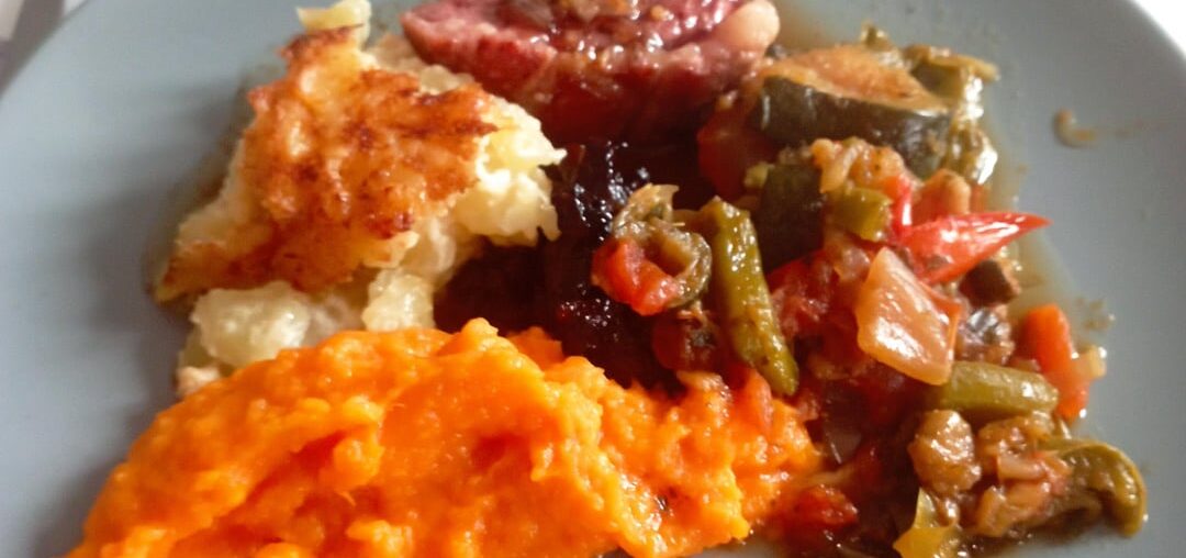 Magret de canard sauce au miel, gratin dauphinois, oignon confit, ratatouille, puré de patate douce