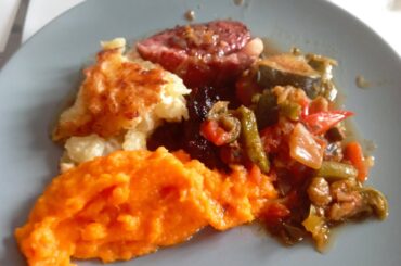 Magret de canard sauce au miel, gratin dauphinois, oignon confit, ratatouille, puré de patate douce