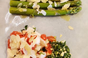 Asperges et pesto a l'ail des ours avec une salade pomelo/navets