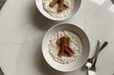 Riz au lait ultra crémeux, rhubarbe pochée