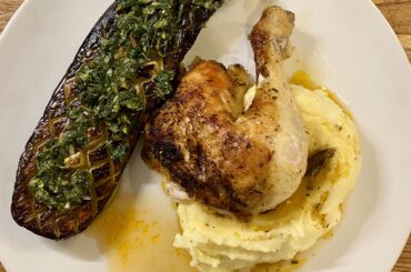 Poulet rôti citron romarin, purée robuchon, courgette grillée et gremolata de menthe