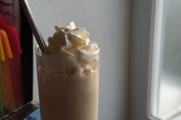 Milkshake caramel avec de la chantilly :D
