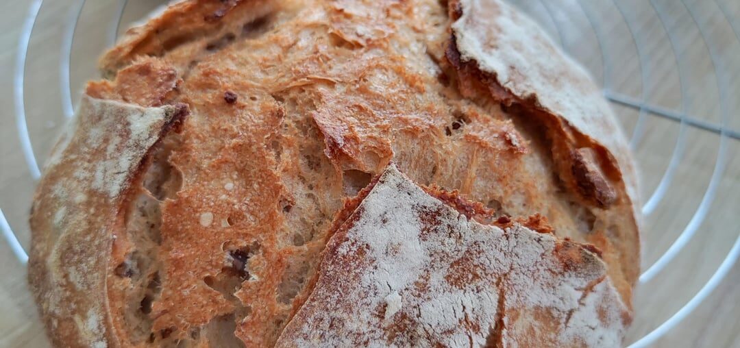 Pain au levain, miel, châtaignes et noisettes torréfiées