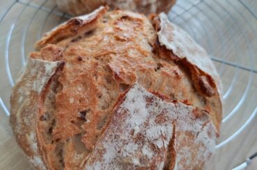 Pain au levain, miel, châtaignes et noisettes torréfiées