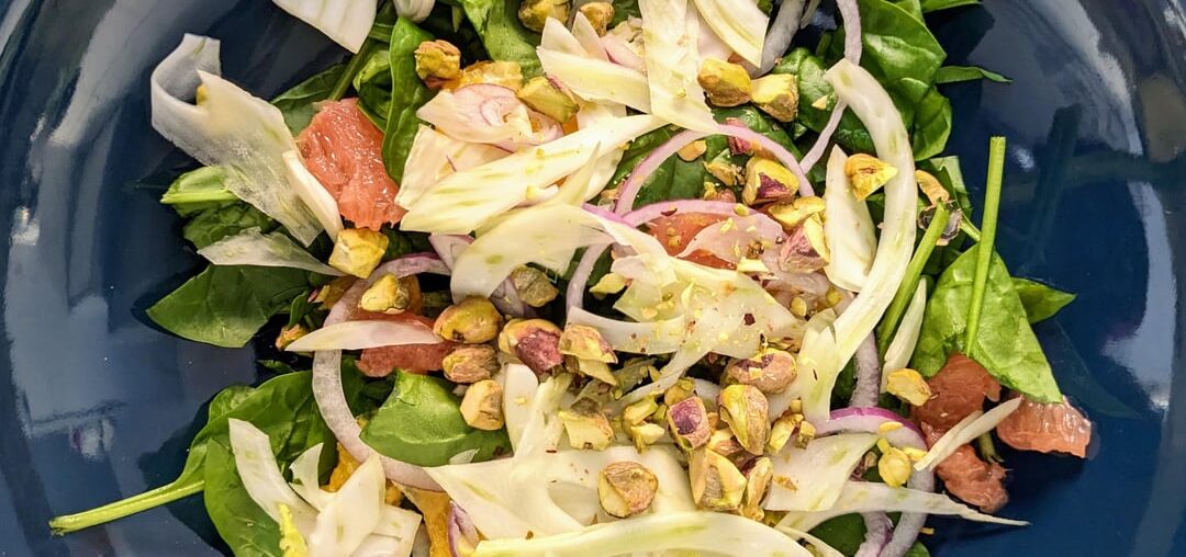Dîner avec les beaux parents en visite pour le week-end: salade d'épinards, fenouil et agrumes, quiche aux asperges chèvre et miel, tarte rhubarbe-gingembre
