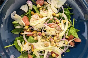 Dîner avec les beaux parents en visite pour le week-end: salade d'épinards, fenouil et agrumes, quiche aux asperges chèvre et miel, tarte rhubarbe-gingembre