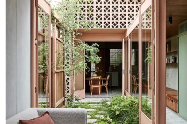 Central courtyard between the extension and the original house, Cremorne, Melbourne, Australia [1653x2133]