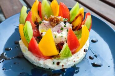 Salade de tomates, ricotta/ciboulette/échalottes, pickles de graines de moutarde et réduction de balsamique