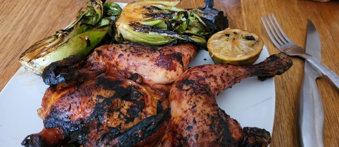 Coquelet asiatique, chou pak choi, citron brûlé et feuille de wasabi