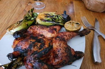 Coquelet asiatique, chou pak choi, citron brûlé et feuille de wasabi